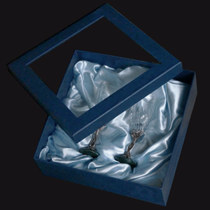 коробки из дизайнерского картона  на  жестком основании  с окном из прозрачнго пластика