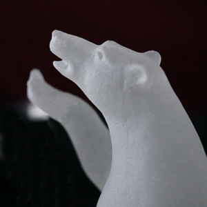 фрагмент  отлитой из хрусталя  скульптуры белого медведя 