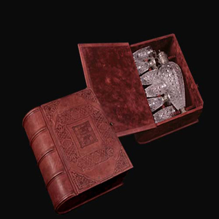 VIP комплектация подарочного набора В качестве коробки используется бар - книга из тисненой кожи