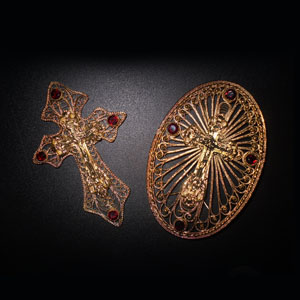 покрытие золотом декоративных накладок из филиграни с драгоценными камнями
