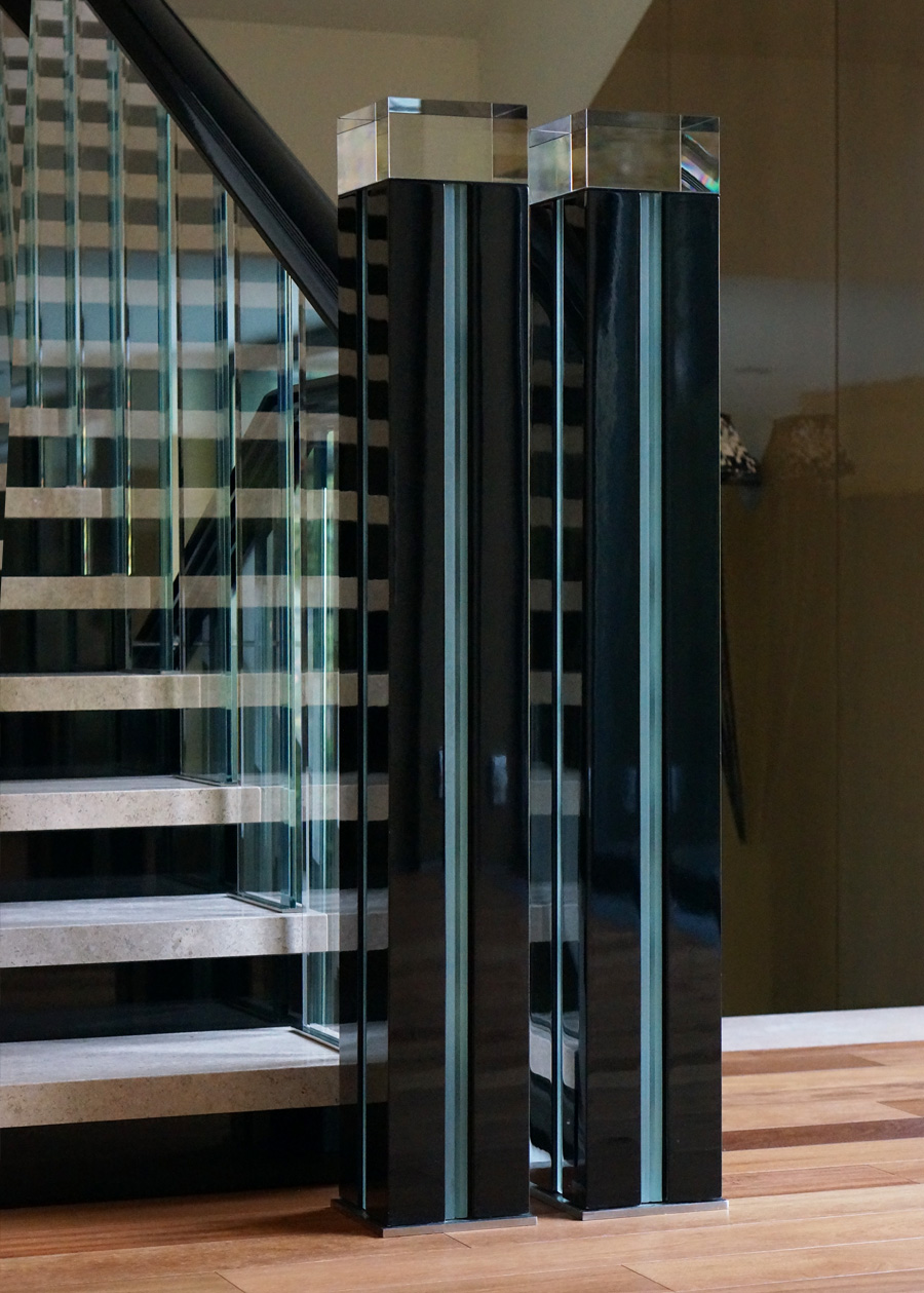 лестница из бариевого хрусталя оптического стекла  черного дерева и никелированной бронзы