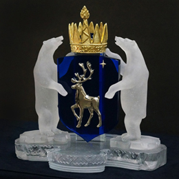 Герб  Ямало - Ненецкого округа  из хрусталя цветного стекла и позолоченной бронзы производство скульптур из стекла и хрусталя на заказ