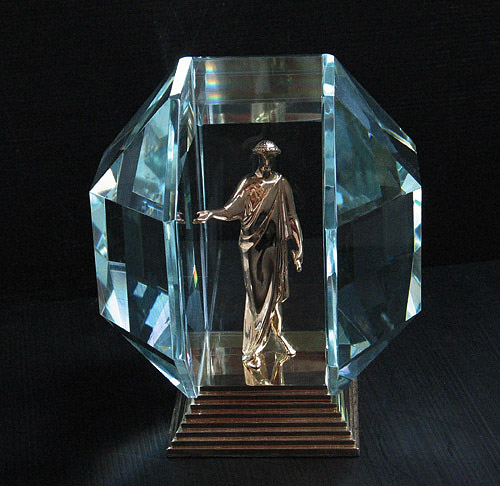 Главный приз международного кинофестиваля в Одессе из оптического стекла и позолоченной бронзы