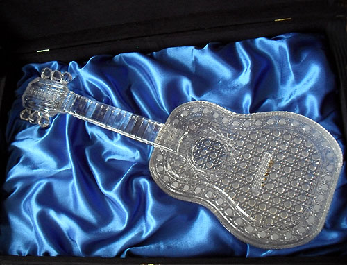 Хрустальная гитара изготовлена из многих деталей с индивидуальной подгонкой