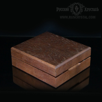 коробка для подарочного набора изготовлена из дуба с тонировкой  в цвет орех 