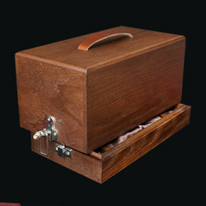 Коробка конструкции КРЫШКА - ДНО  со съемной  крышкой и кожаной ручкой для удобства транспортировки.  Материал - тонированный  в цвет "орех" дуб