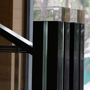 столбы для лестничного ограждения  из оптического стекла хрусталя в сочетании с черным деревом