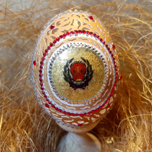 резное  сувенирное яйцо с элементами ручной росписи