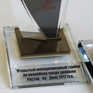 нанесение на подиуме приза УФ печать