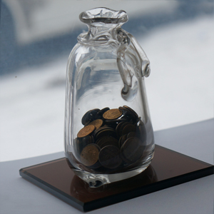 стеклянный мешок с помещенными внутри монетами