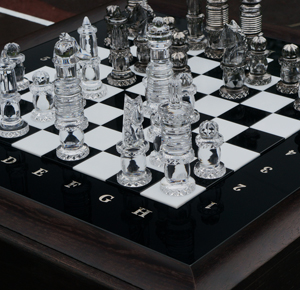 хрустальные шахматы на дубовом хрустальном столике 