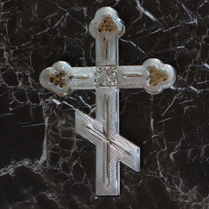 хрустальный православный крест  с зеркальной подложной устанавливается в  точно изготовленный под него ложемент