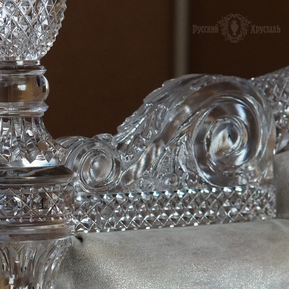 хрустальное оформление изголовья кровати 