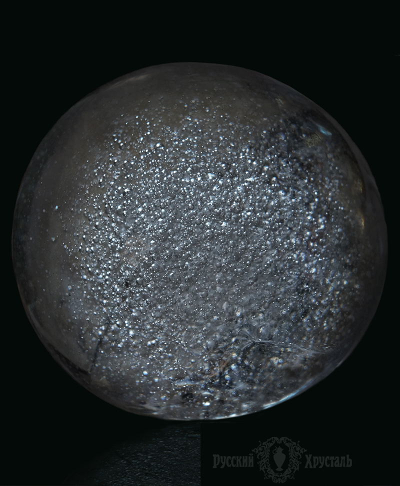 нестандартный стеклянный шар на вершмну столба лестницы