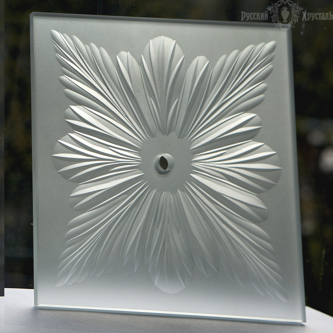 декоративный элемент оформления интерьера из стекла с гравировкой 