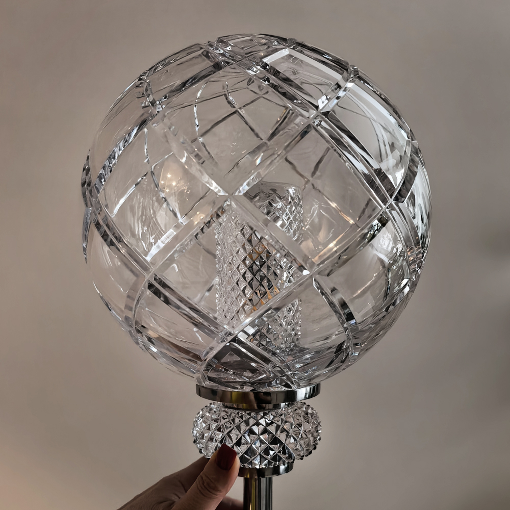 хрустальный шар на вершину столба лестницы